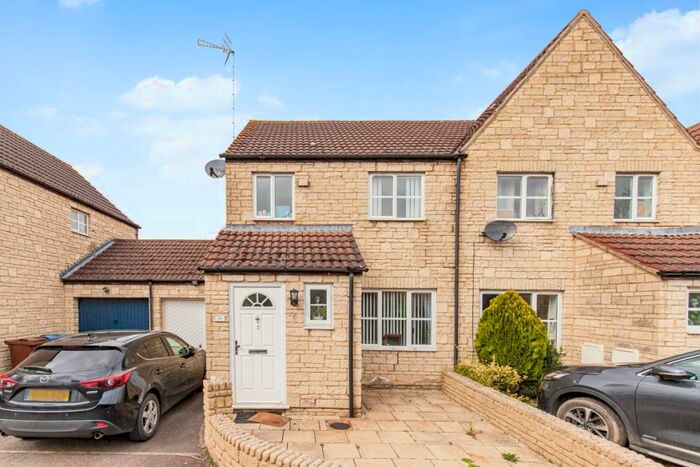 3 Bedroom Terraced House To Rent In Redwing Close, Bicester, OX26