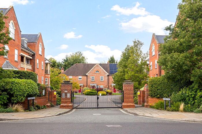 2 Bedroom Flat For Sale In Potters Place, Horsham, RH12
