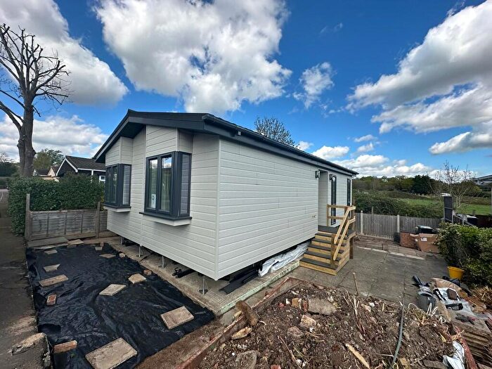 2 Bedroom Mobile Home For Sale In The Elms, Lippitts Hill, IG10