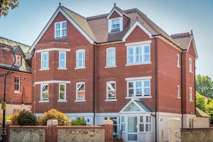 3 Bedroom Apartment To Rent In Grange Road, Eastbourne, East Sussex, BN21