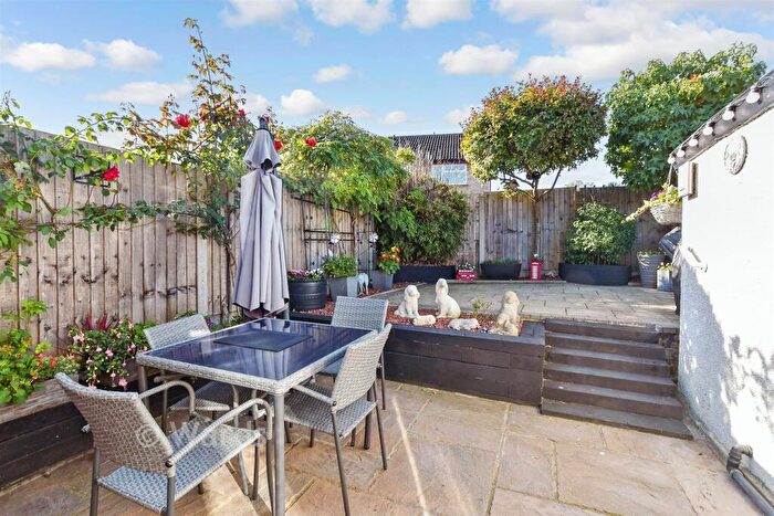 3 Bedroom Semi Detached House For Sale In Townsend Road, Snodland, Kent, ME6