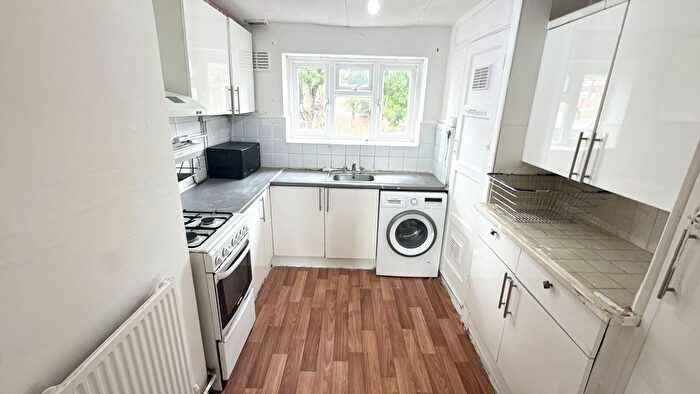 2 Bedroom Flat To Rent In Chudleigh Road, Romford, RM3