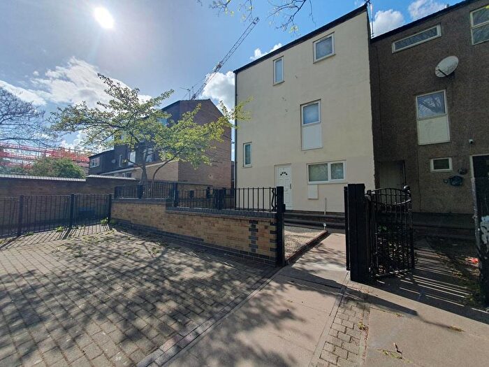 4 Bedroom House To Rent In Harlaxton Walk, Nottingham, NG3