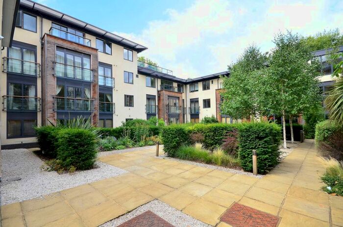 2 Bedroom Flat To Rent In Houghton Square, Clapham North, London, SW9