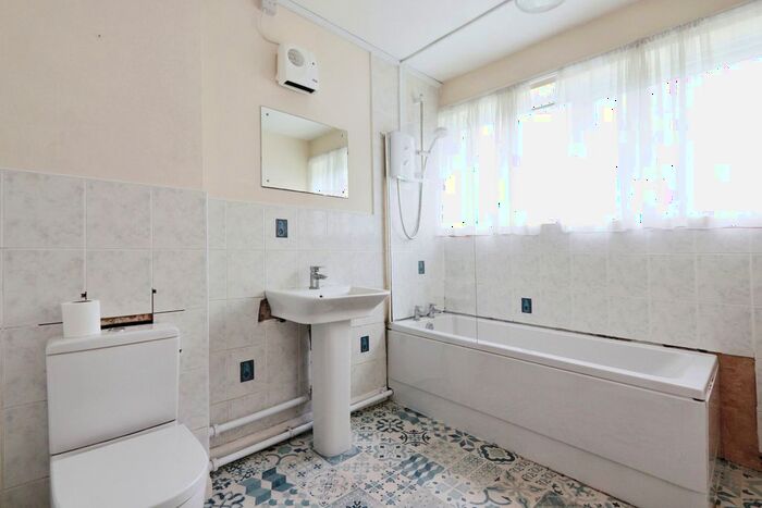 2 Bedroom Flat For Sale In Hallamshire Road, Sheffield, South Yorkshire, S10