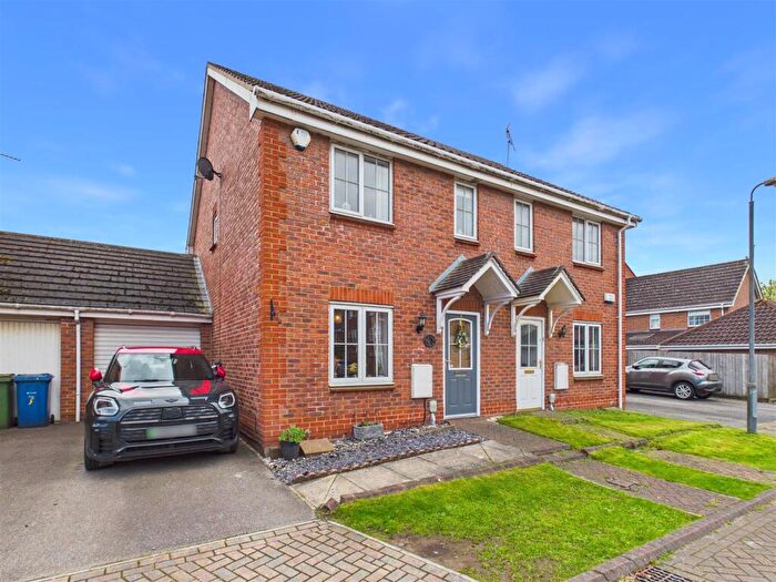 3 Bedroom Semi Detached House For Sale In Aire Close, Brough, HU15