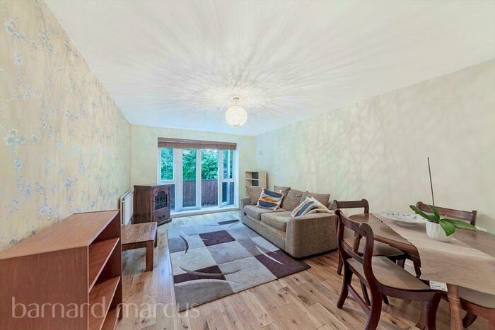 2 Bedroom Flat To Rent In Friern Barnet Lane, London, N20