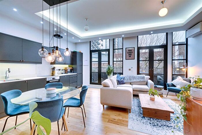 2 Bedroom Flat For Sale In High Road, London, N12