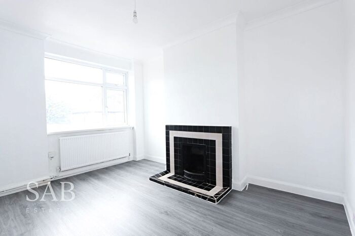 2 Bedroom Maisonette To Rent In Botwell Crescent, Hayes, UB3