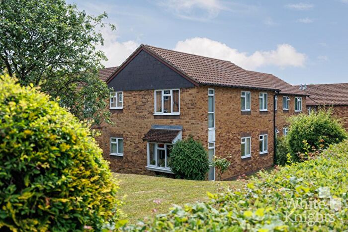 2 Bedroom Flat For Sale In Larks Meade, Earley, Reading, Berkshire, RG6