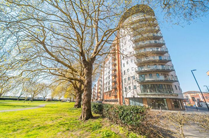 2 Bedroom Flat To Rent In Orchard Place, Southampton, Hampshire, SO14