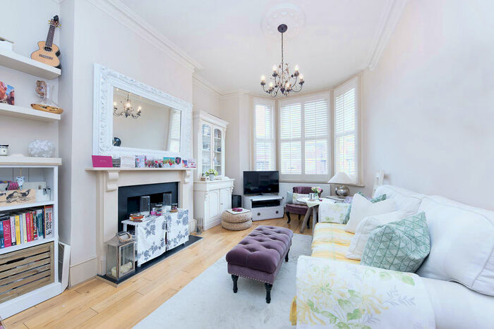 2 Bedroom Flat To Rent In Beverley Rd, : Bed Rec Bath Unfurn, SW13