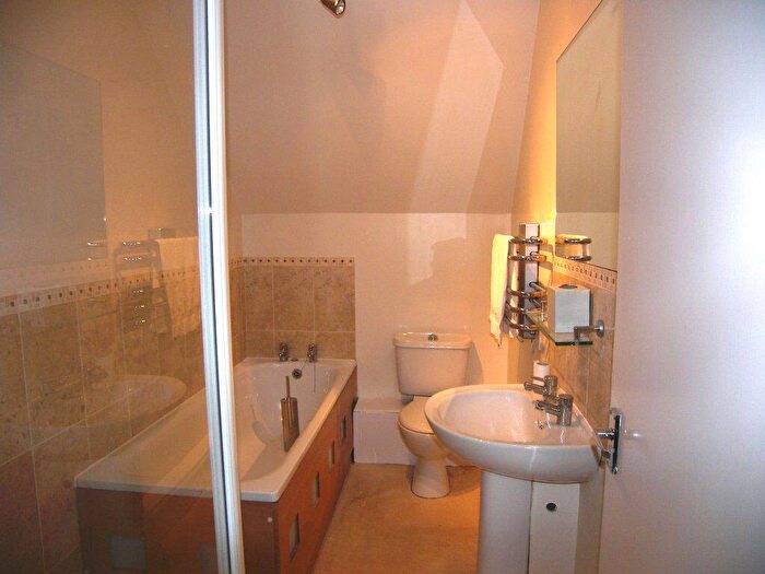 1 Bedroom Flat To Rent In East Horsley, KT24