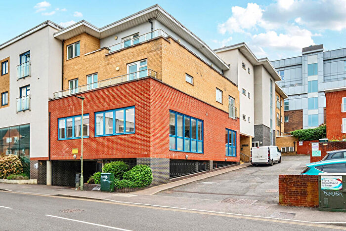 1 Bedroom Flat For Sale In Walnut Tree Close, Guildford, GU1