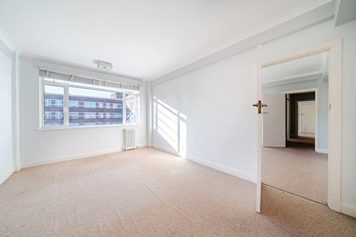 2 Bedroom Flat For Sale In Balham High Road, London, SW17