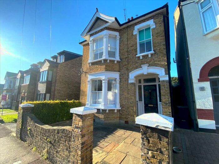 2 Bedroom Apartment To Rent In Lymington Avenue, Leigh On Sea, SS9