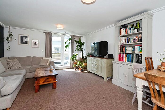 3 Bedroom Apartment For Sale In Kingscote Way, Brighton, BN1