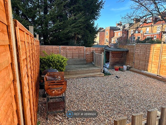 2 Bedroom Flat To Rent In Ballards Lane, London, N3