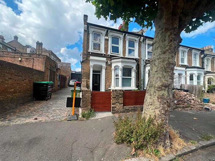 Studio To Rent In Glyn Road, Hackney, London, E5