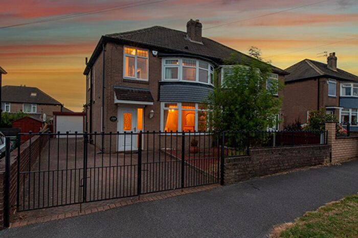 3 Bedroom Semi-Detached House For Sale In Kingswear Crescent, Austhorpe, LS15