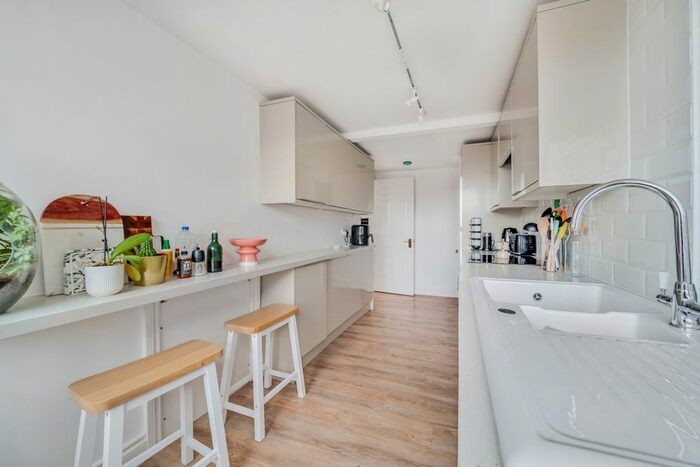 2 Bedroom Flat To Rent In High Street, Winchester, SO23