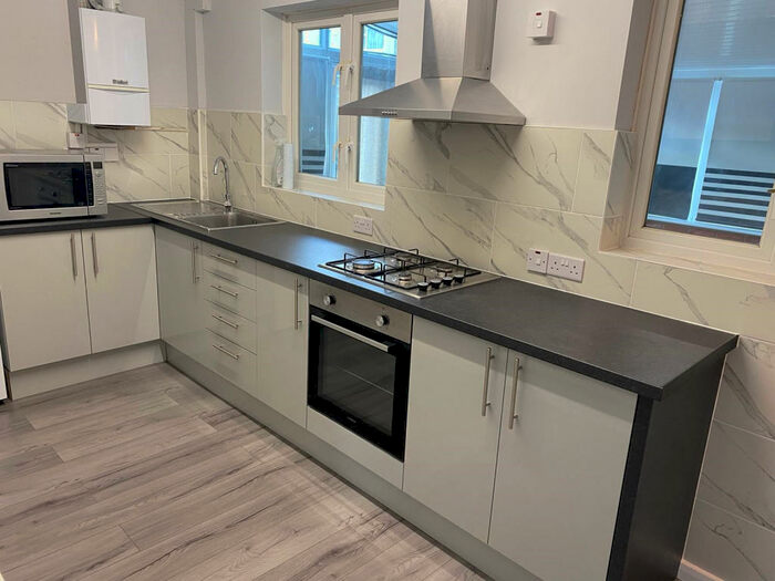 3 Bedroom Semi-Detached House To Rent In Ingleway London, N12