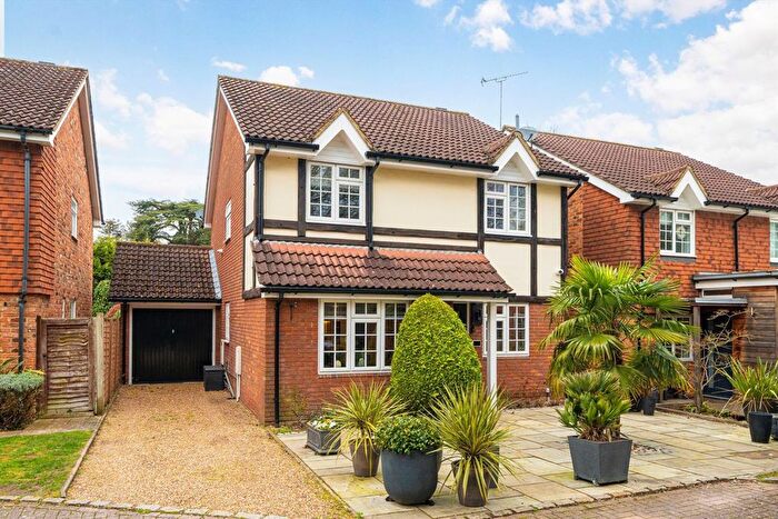 4 Bedroom Detached House For Sale In Village Close, Weybridge, KT13