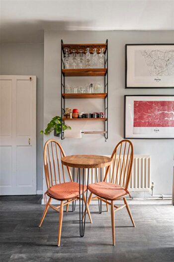2 Bedroom Flat For Sale In Leucha Road, Walthamstow, E17