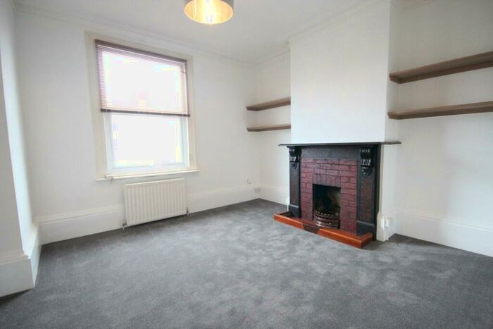 2 Bedroom Flat To Rent In St James Road, East Grinstead, RH19