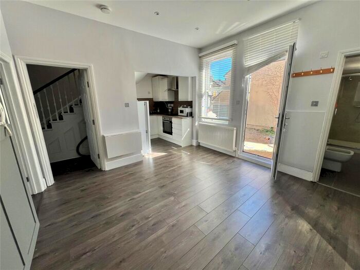 1 Bedroom Apartment To Rent In Bounds Green Road, London, N11