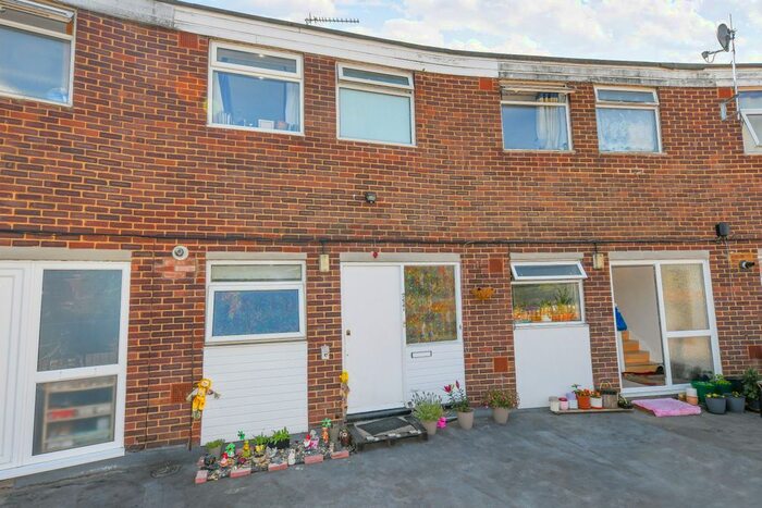2 Bedroom Maisonette To Rent In Oatsheaf Parade, Fleet Road, Fleet, GU51