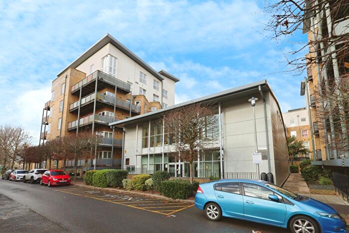 2 Bedroom Flat For Sale In Metropolitan Station Approach, Watford, WD18