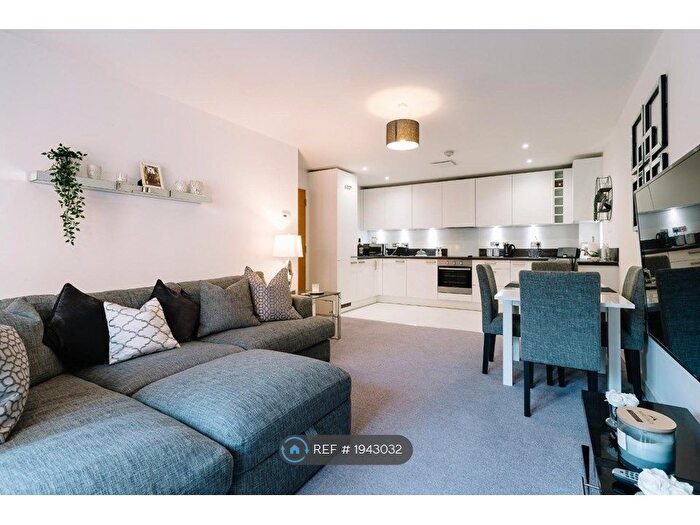 2 Bedroom Flat To Rent In Crowthorne Road, Bracknell, RG12