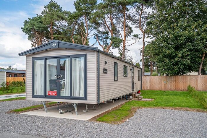 2 Bedroom Mobile/park Home For Sale In Hull Road, Wilberfoss, York, YO41