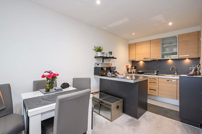1 Bedroom Flat For Sale In The Heart, Walton-on-Thames, KT12
