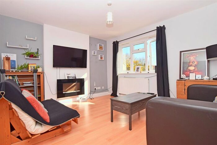 1 Bedroom Flat To Rent In Byatt Walk, Hampton, TW12