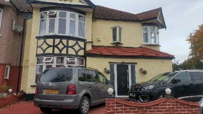 4 Bedroom Semi-Detached House To Rent In Highwood Gardens, : Bed Rec Bath, IG5