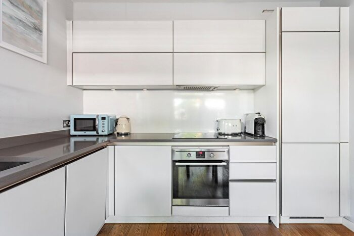 2 Bedroom Flat For Sale In Copenhagen Street, Islington, London, N1
