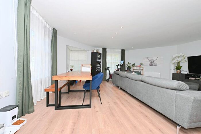 2 Bedroom Flat For Sale In Mill Street, Hemel Hempstead, HP3