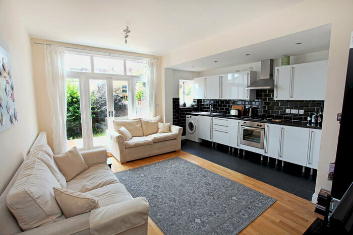 2 Bedroom Flat To Rent In Poppleton Road, Upper Leytonstone, E11