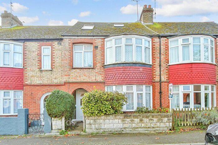 4 Bedroom Terraced House For Sale In Larkfield Avenue, Gillingham, Kent, ME7