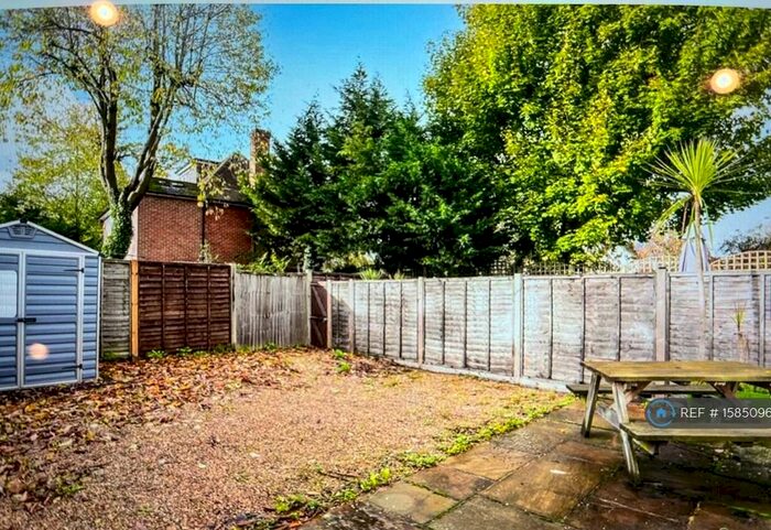 2 Bedroom Flat To Rent In New Zealand Avenue, Walton-On-Thames, KT12