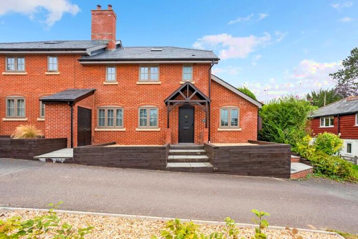 4 Bedroom Semi-Detached House To Rent In Park Lane Twyford, SO21