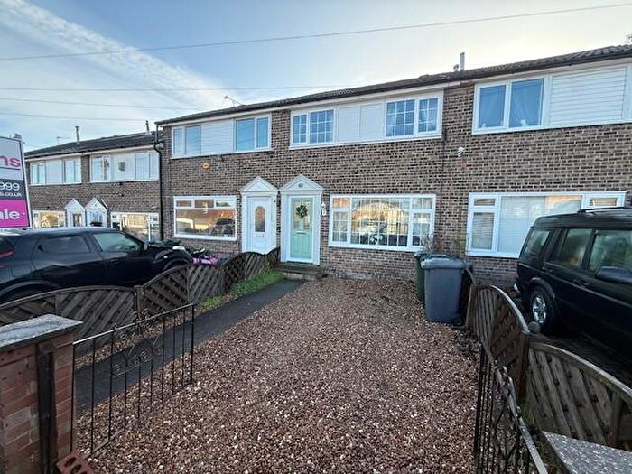 3 Bedroom Town House For Sale In Peveril Mount, Eccleshill, Bradford, BD2