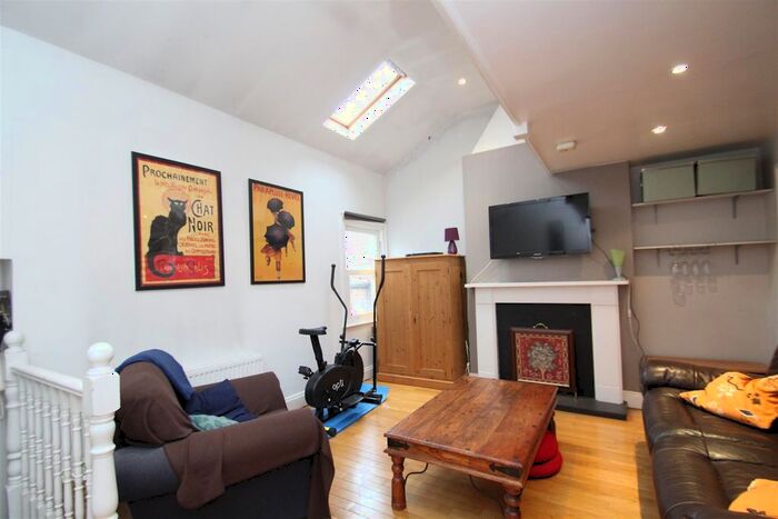 3 Bedroom Flat To Rent In Florian Road, London, SW15