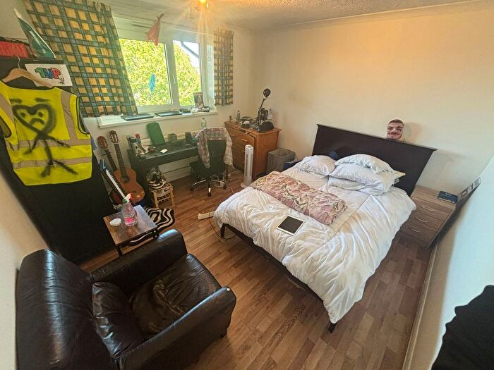 3 Bedroom Flat To Rent In Simms Road, London, SE1