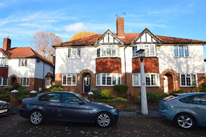 2 Bedroom Flat To Rent In Ditton Lawn, Thames Ditton, KT7