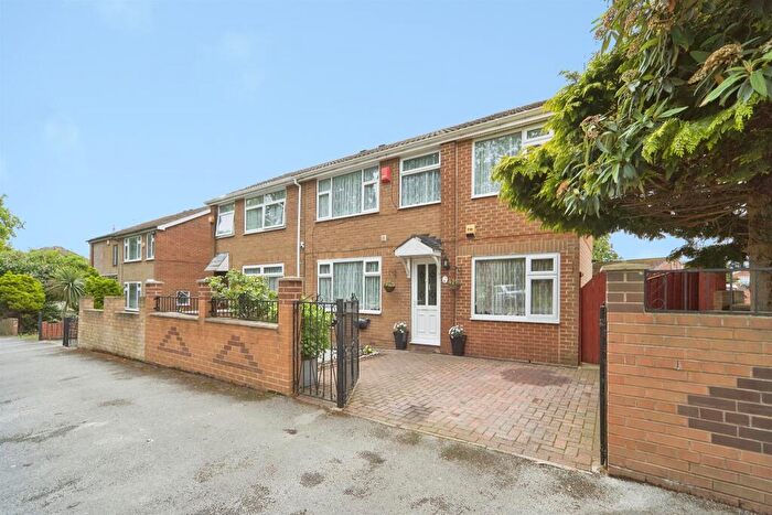 4 Bedroom Semi Detached House For Sale In Fearnville Drive, Leeds, LS8
