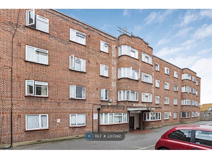 2 Bedroom Flat To Rent In Bridge Court, London, E10