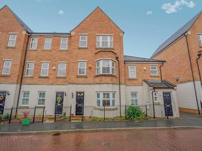 4 Bedroom Town House To Rent In Tuke Grove, Wakefield, WF1